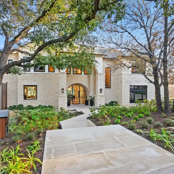 GORGEOUS NEW TURNKEY HOME