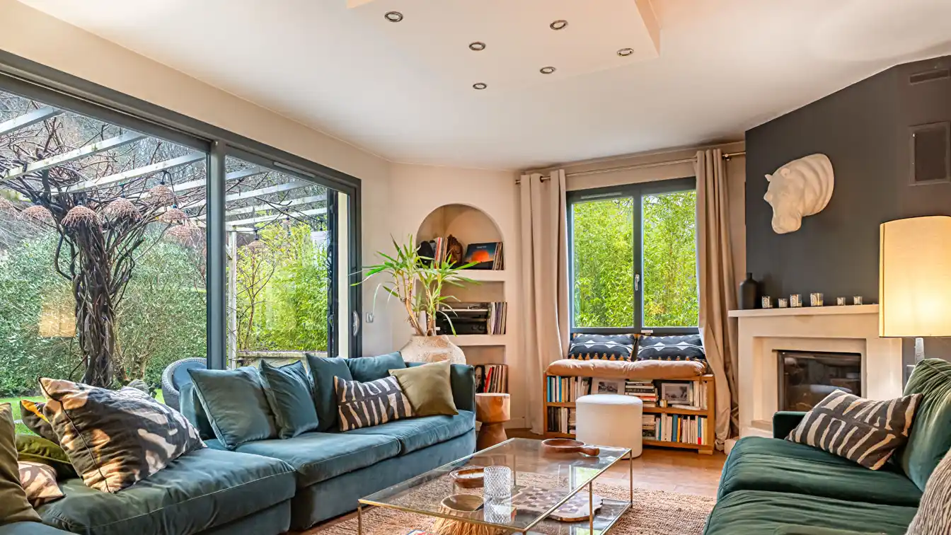 Charm and Comfort in a Green Setting