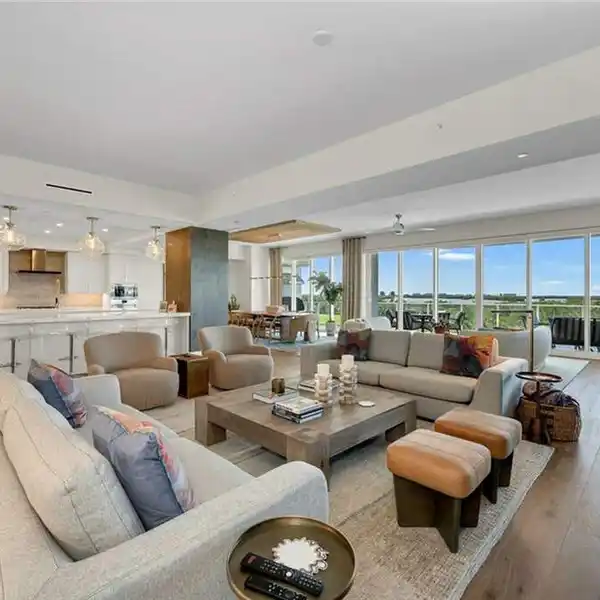 EXCEPTIONAL END UNIT WITH EXPANSIVE VIEWS