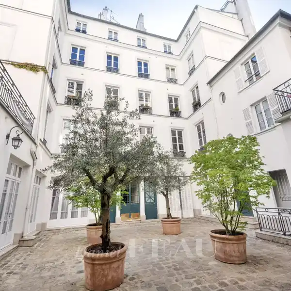 CHARMING 19TH-CENTURY APARTMENT WITH COURTYARD VIEWS