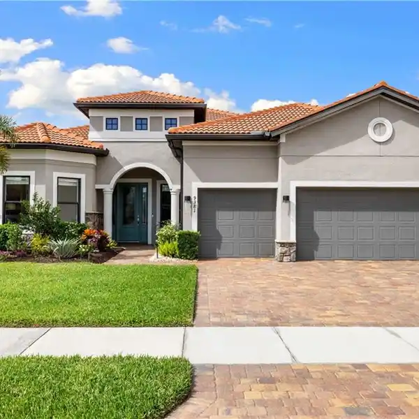 TRUE SHOWPIECE OF MODERN LUXURY AND SOPHISTICATION