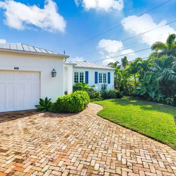 CHARMING HOME ON A PRIVATE LOT