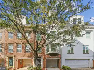 Elegant Townhome Next to the Most Vibrant Waterfront Destination