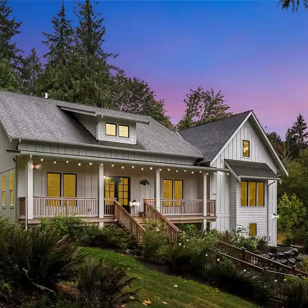 MODERN FARMHOUSE RETREAT WITH SCENIC SERENITY