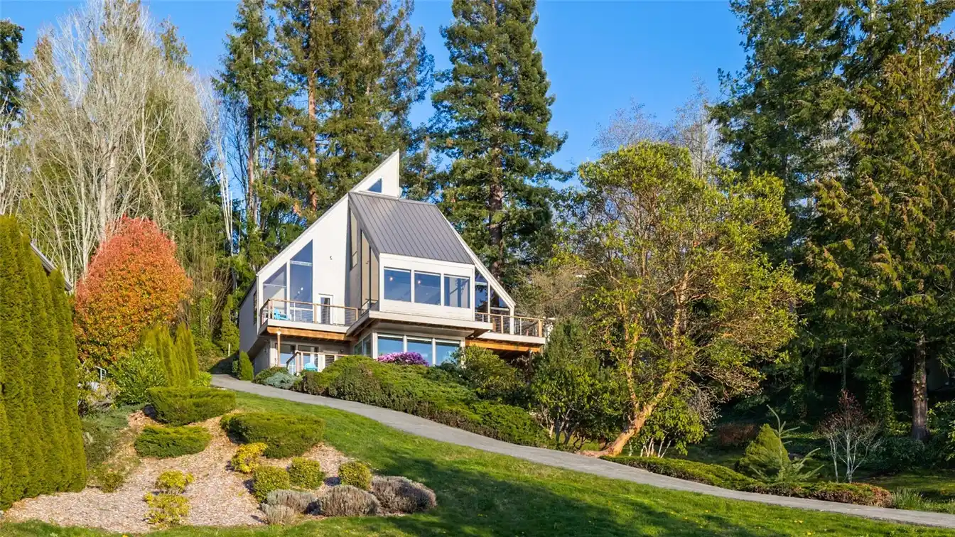Updated Gem in a Desirable Community