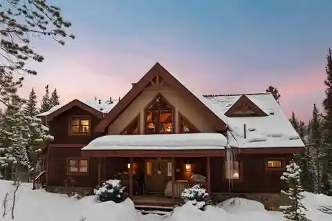 Mountain Charm and Comfort on a Spacious Private Lot