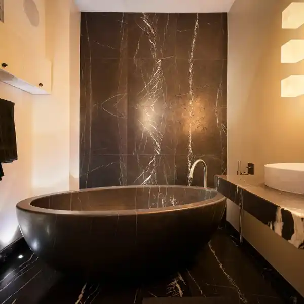 LAKESIDE RETREAT OF REFINED TASTE