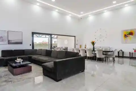 Single-Level Modernside at Zurquí 