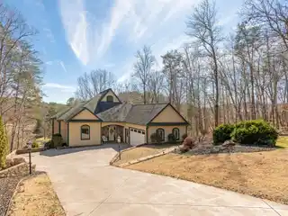 Expansive Open Plan Home in Rumbling Bald