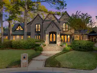 Stunning Estate in Prestigious Hollytree West