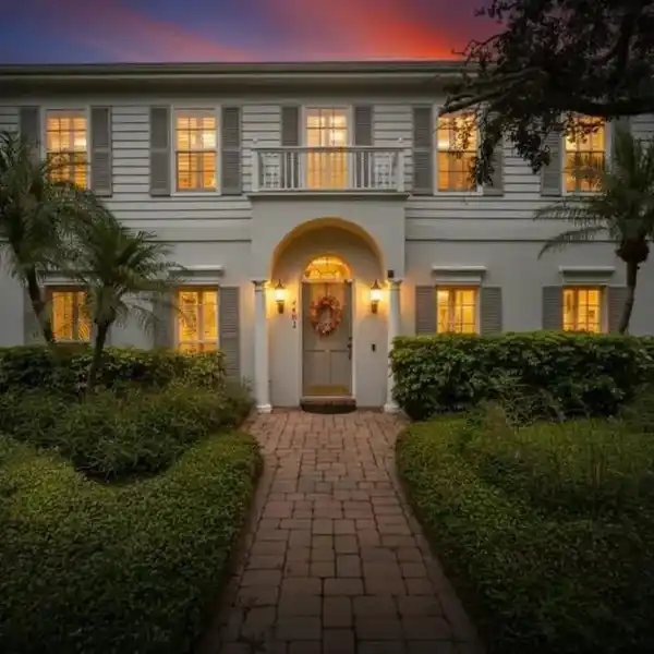 CHARMING BEACH PARK HOME WITH POOL & PERGOLA