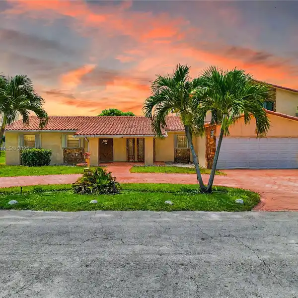 SPACIOUS CORNER HOME IN THE HEART OF MIAMI