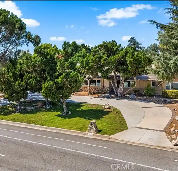 SINGLE-STORY GEM IN AMAZING CONDITION