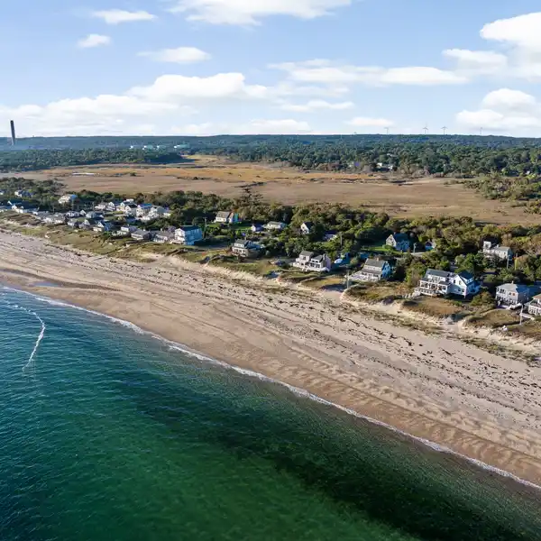 EXPERIENCE WATERFRONT LIVING & SPECTACULAR VIEWS...