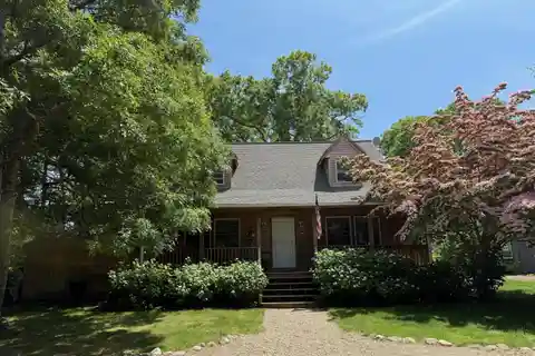 Centrally Located Vineyard Haven Home