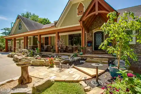 One-Of-A-Kind Luxury Estate in Loudon