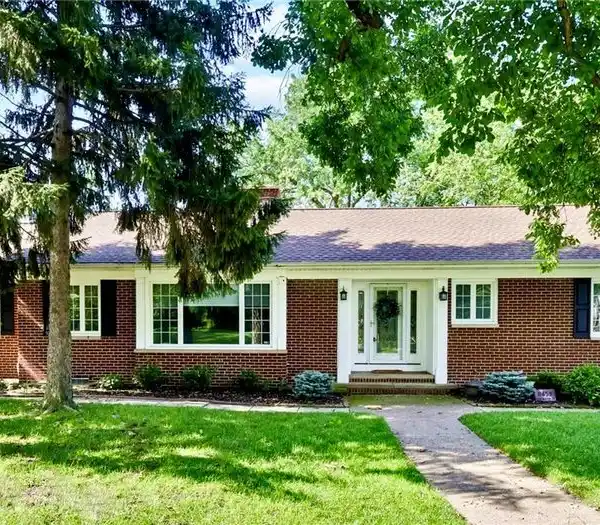 ELEGANT RANCH STEPS FROM EDGEWATER PARK