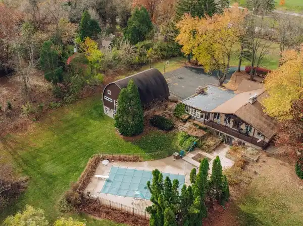 STUNNING COMPOUND WITH BARN AND POOL