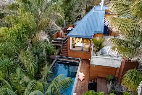 Eastern Bays Bush Retreat with Coastal Elegance