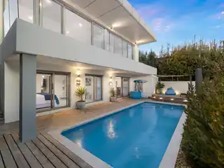 Beachfront Contemporary Entertainer