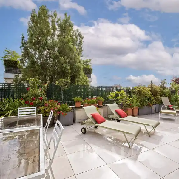 TOP-FLOOR APARTMENT WITH A LARGE TERRACE