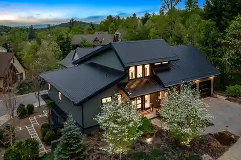 Modern Mountain Home in Thoms Estate