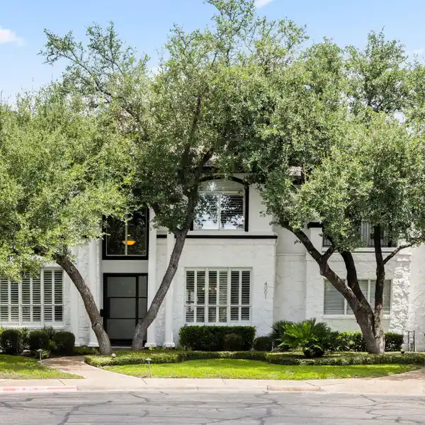 ELEGANT RESIDENCE IN GATED PARKSTONE