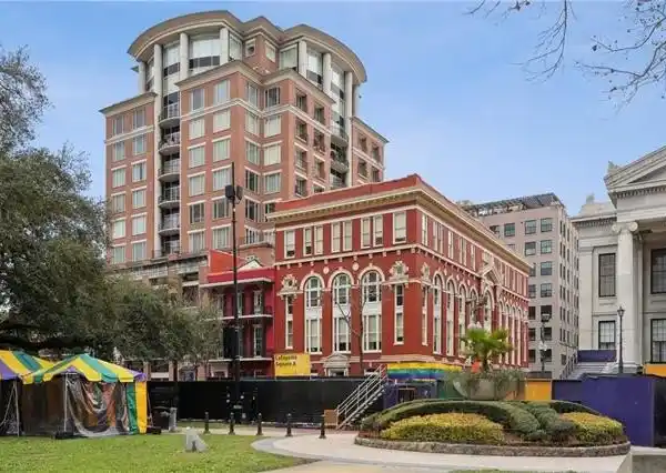 CORNER UNIT WITH BALCONY AND SKYLINE VIEWS IN DOWNTOWN NEW ORLEANS