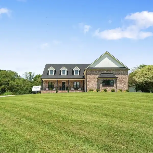 COUNTRY LIVING WITH MODERN CONVENIENCES