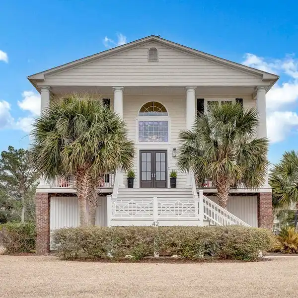 CAPTIVATING POOL HOME IN SOUGHT-AFTER HARBOUR VILLAGE