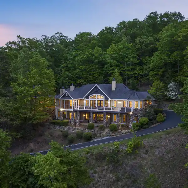 MOUNTAIN ESTATE WITH AWE-INSPIRING VIEWS