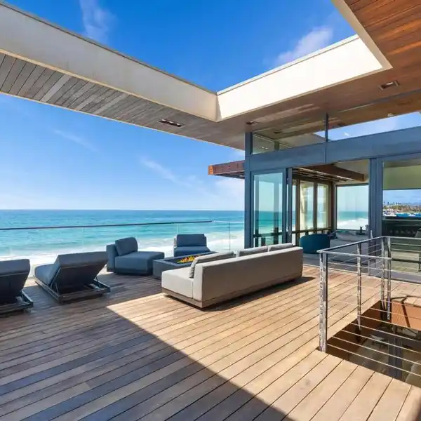 EXQUISITE MODERNIST COASTAL RETREAT