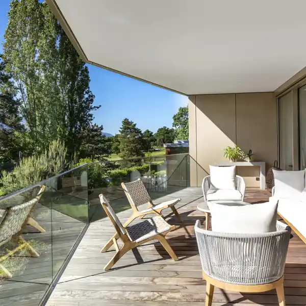 MAGNIFICENT TOP FLOOR CORNER APARTMENT