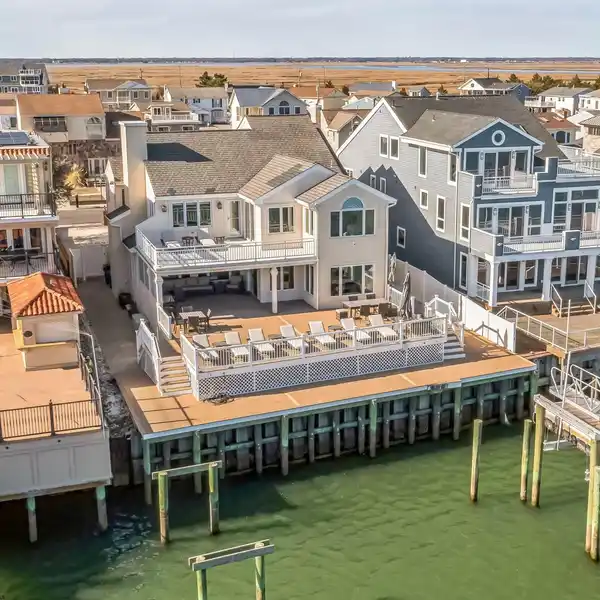 BAYFRONT HOME WITH SPECTACULAR VIEWS
