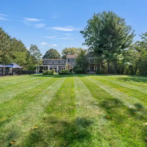 BEAUTIFULLY MAINTAINED FIVE BEDROOM POOL HOME FOR RENT