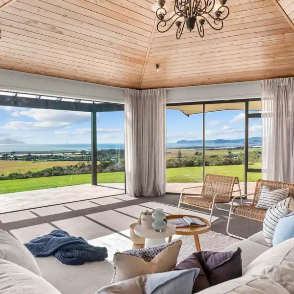 SEA VIEWS ON SEAMORE RISE