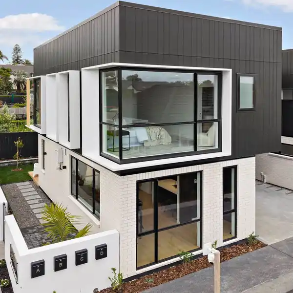 ARCHITECTURAL HARMONY WITH SUNLIT CEDAR ELEGANCE