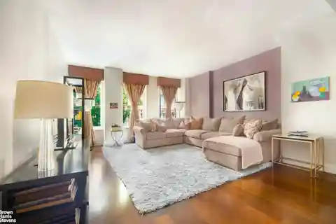 Gracious Residence in the Linden 78