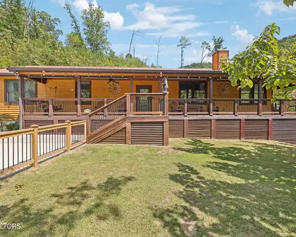 CHARMING LOG CABIN IN PIGEON FORGE