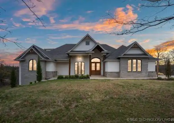 LUXURY HOME BLENDING ELEGANCE AND COMFORT