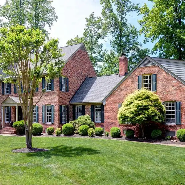 COLINAL GEM IN FAIRFAX WOODS