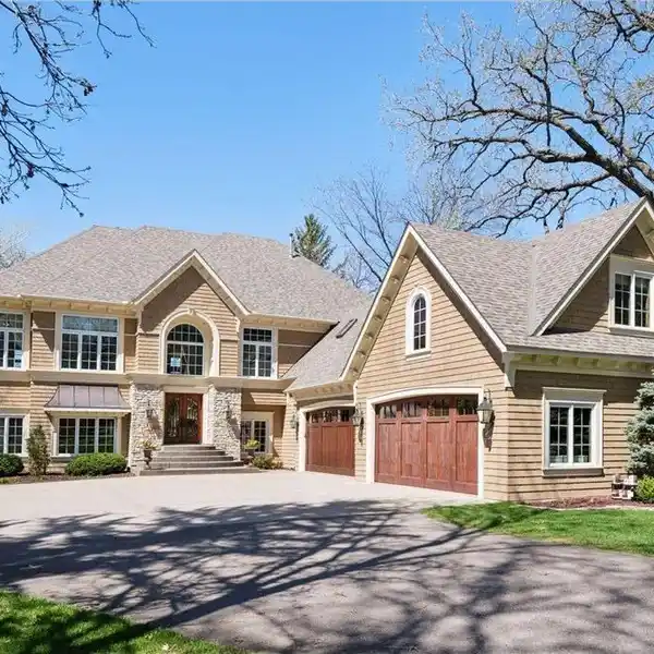 EXPANSIVE HOME ON LAKE PULASKI