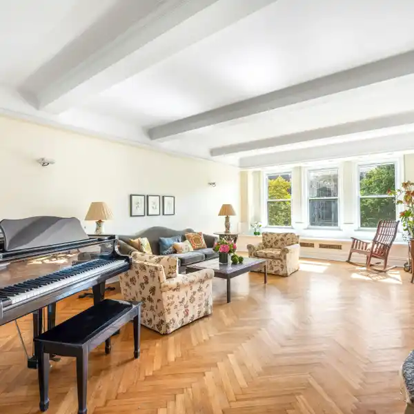 TIMELESS ELEGANCE MEETS ICONIC VIEWS