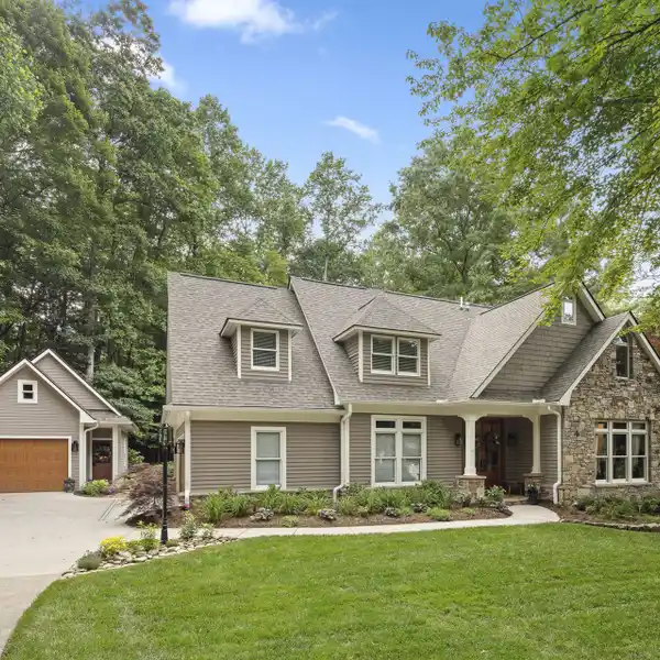 AN EXCEPTIONAL BLEND OF MODERN ELEGANCE AND COMFORT
