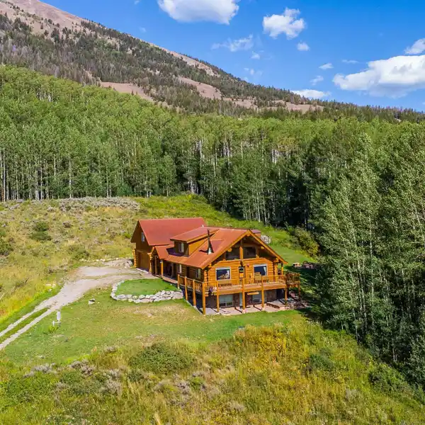 DREAM RETREAT IN THE HEART OF THE OHIO CREEK VALLEY