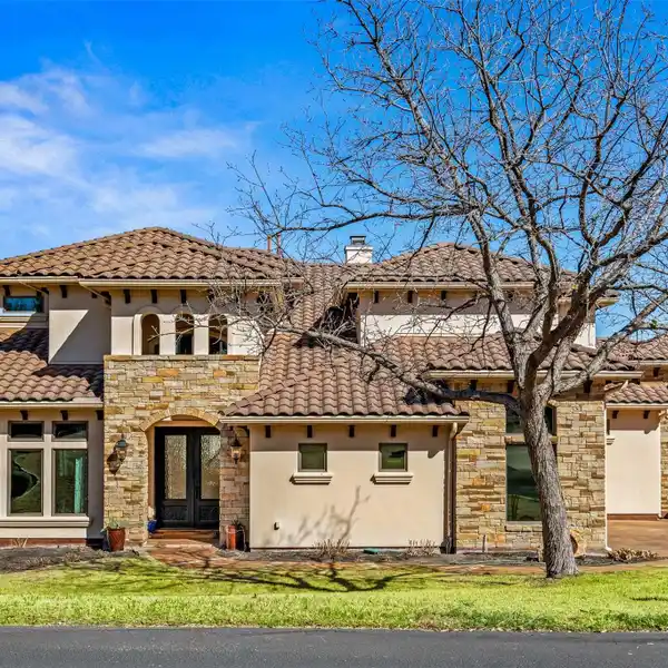 METICULOUSLY MAINTAINED RESIDENCE IN THE HILLS OF LAKEWAY