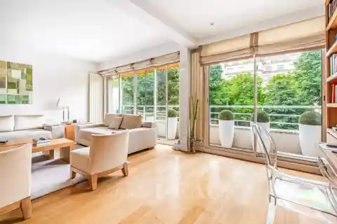 Dual-Aspect Apartment in Luxurious Mid 20th Century Building