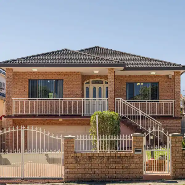 VERSATILE FAMILY HOME WITH A NORTH-FACING GARDEN AND DETACHED WORKSHOP