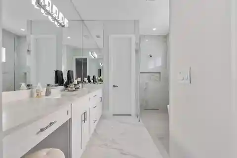 Luxury and Convenience in Naples Park