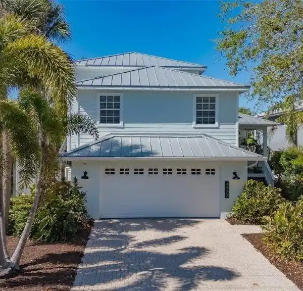 GRAND CANAL OASIS WITH TIMELESS ISLAND ELEGANCE